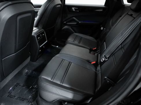 Certified 2023 Porsche Cayenne AWD/4WD image 33