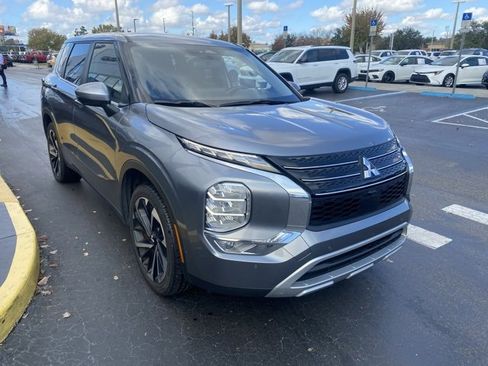 Used 2024 Mitsubishi Outlander SE image 2