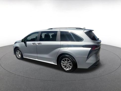 Used 2025 Toyota Sienna XLE FWD image 9