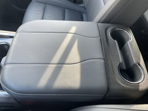 Used 2025 Chevrolet Suburban Z71 image 36