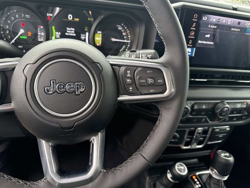 Used 2025 Jeep Wrangler Unlimited Sahara w/ Safety Group image 27