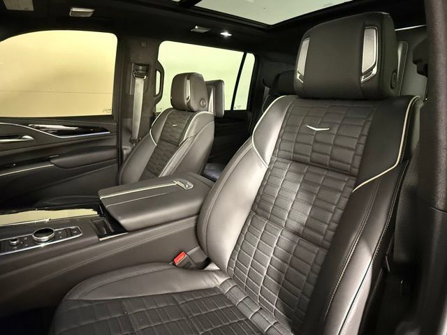 Used 2024 Cadillac Escalade ESV V AWD/4WD image 6