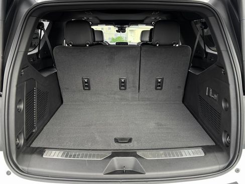 Used 2024 Chevrolet Suburban High Country image 12