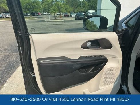 Used 2017 Chrysler Pacifica Touring-L FWD image 15