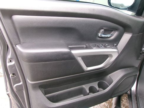 Used 2022 Nissan Titan SV image 17