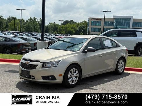 Used 2013 Chevrolet Cruze LS FWD image 3