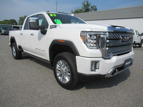 Used 2023 GMC Sierra 2500 Denali w/ Technology Package AWD/4WD image 3