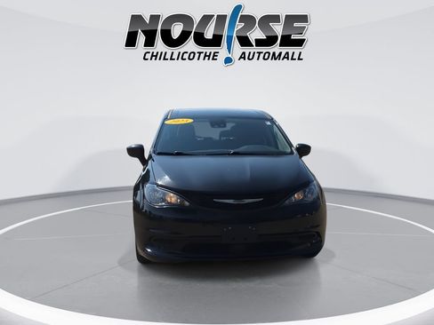 Used 2023 Chrysler Voyager LX FWD image 3