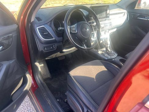Used 2021 Kia Seltos S AWD/4WD image 2