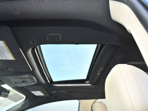 Certified 2025 Toyota Sienna Platinum image 19