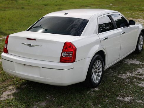 Used 2010 Chrysler 300 Touring RWD image 11