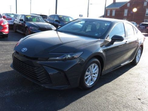 Used 2025 Toyota Camry LE image 3