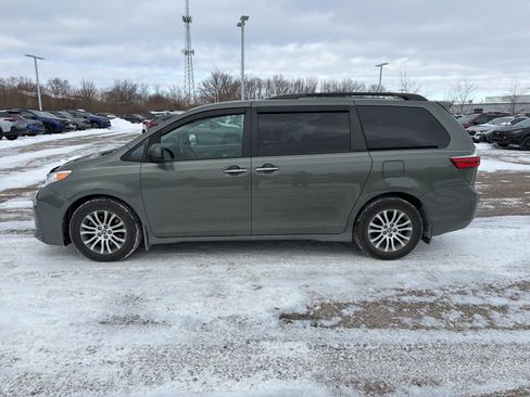 Used 2020 Toyota Sienna XLE w/ XLE Navigation Package image 10