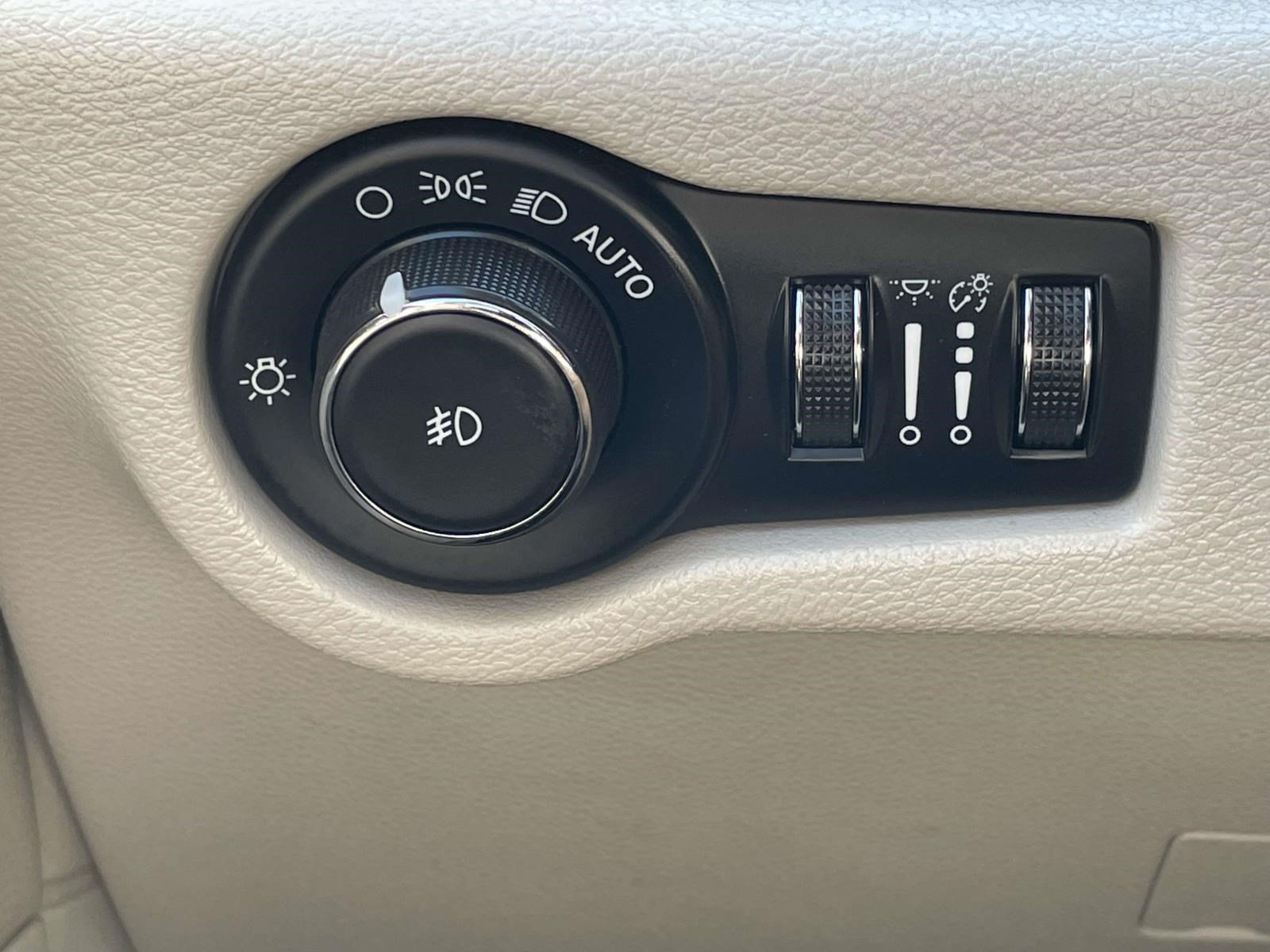 Used 2023 Chrysler Pacifica Limited FWD image 19