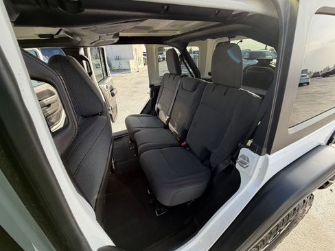 Used 2025 Jeep Wrangler Unlimited Rubicon image 37