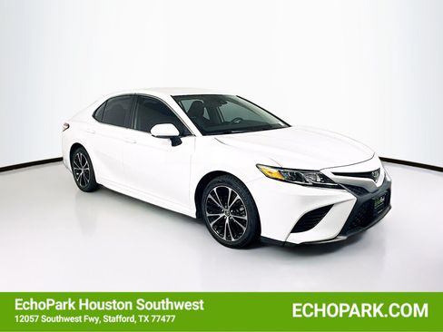 Used 2020 Toyota Camry SE FWD image 1