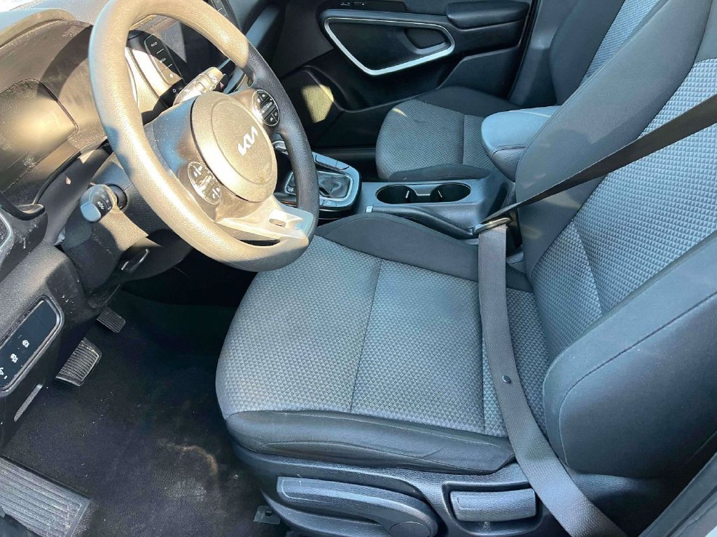 Used 2023 Kia Soul LX w/ LX Technology Package FWD image 5