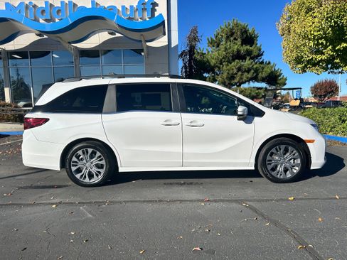 New 2026 Honda Odyssey Touring image 4