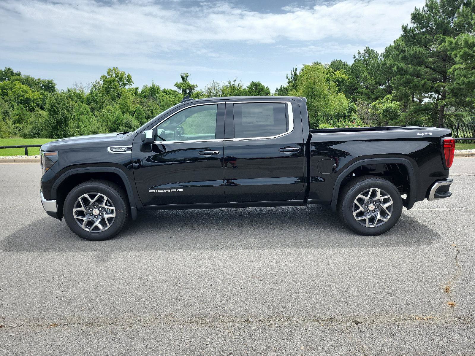 New 2026 GMC Sierra 1500 SLE AWD/4WD image 2