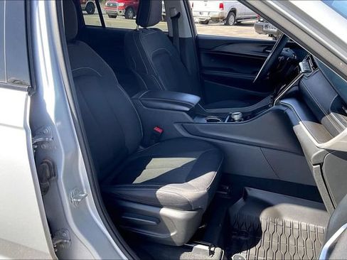Used 2023 Jeep Grand Cherokee Laredo AWD/4WD image 7
