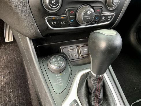 Used 2017 Jeep Cherokee Trailhawk w/ Comfort/Convenience Group image 31