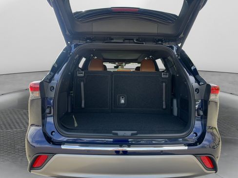 New 2026 Toyota Highlander Platinum AWD/4WD image 13