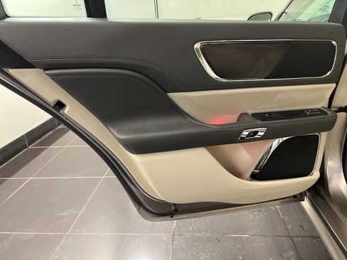 Used 2019 Lincoln Continental Select w/ Continental Climate Package image 33