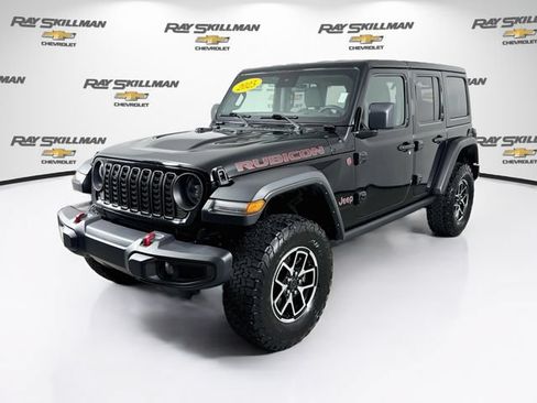 Used 2025 Jeep Wrangler Unlimited Rubicon AWD/4WD image 3
