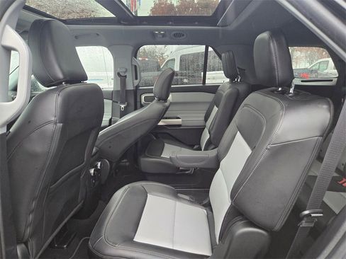 Used 2022 Ford Explorer XLT w/ Equipment Group 202A image 10