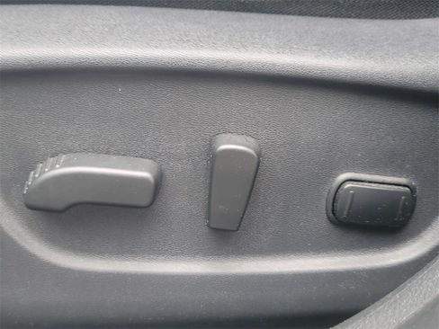 Used 2018 Nissan Rogue SV image 30