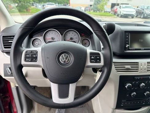 Used 2011 Volkswagen Routan SE FWD image 11