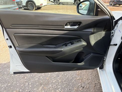 Used 2025 Nissan Altima 2.5 SV image 18