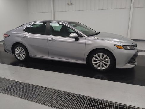 Used 2019 Toyota Camry LE image 11