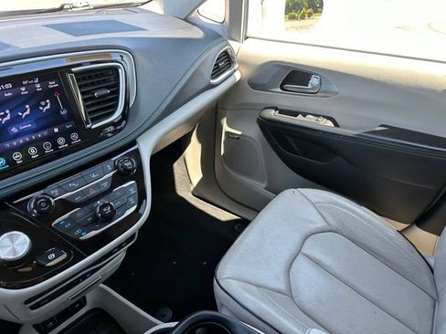 Used 2020 Chrysler Pacifica Limited w/ Advanced Safetytec Group FWD image 29