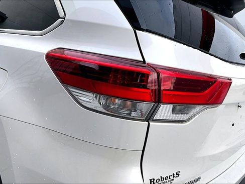 Certified 2018 Toyota Highlander Limited Platinum image 23