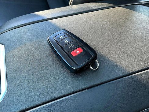 Used 2023 Toyota Highlander XLE image 11