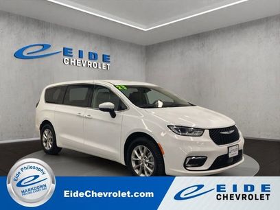 Used 2023 Chrysler Pacifica Touring-L w/ Uconnect Theater Family Group