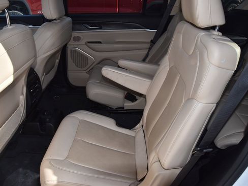 Used 2022 Jeep Grand Cherokee L Limited image 11