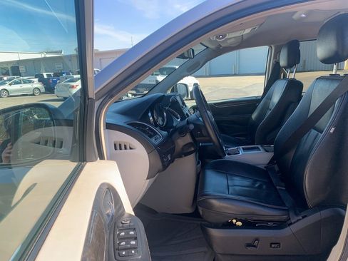 Used 2014 Chrysler Town & Country Touring image 28