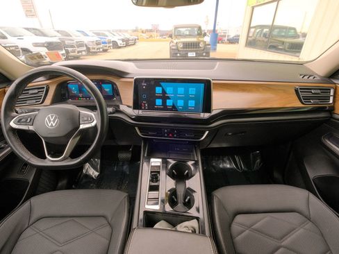 Used 2024 Volkswagen Atlas SE image 33