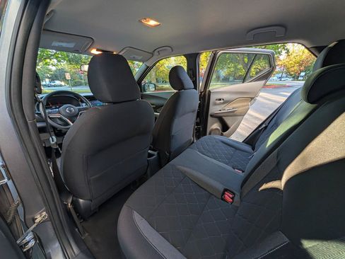 Used 2018 Nissan Kicks SV FWD image 8