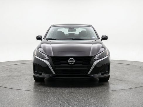 Used 2025 Nissan Altima 2.5 SV FWD image 2