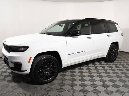 Used 2023 Jeep Grand Cherokee L Summit image 2