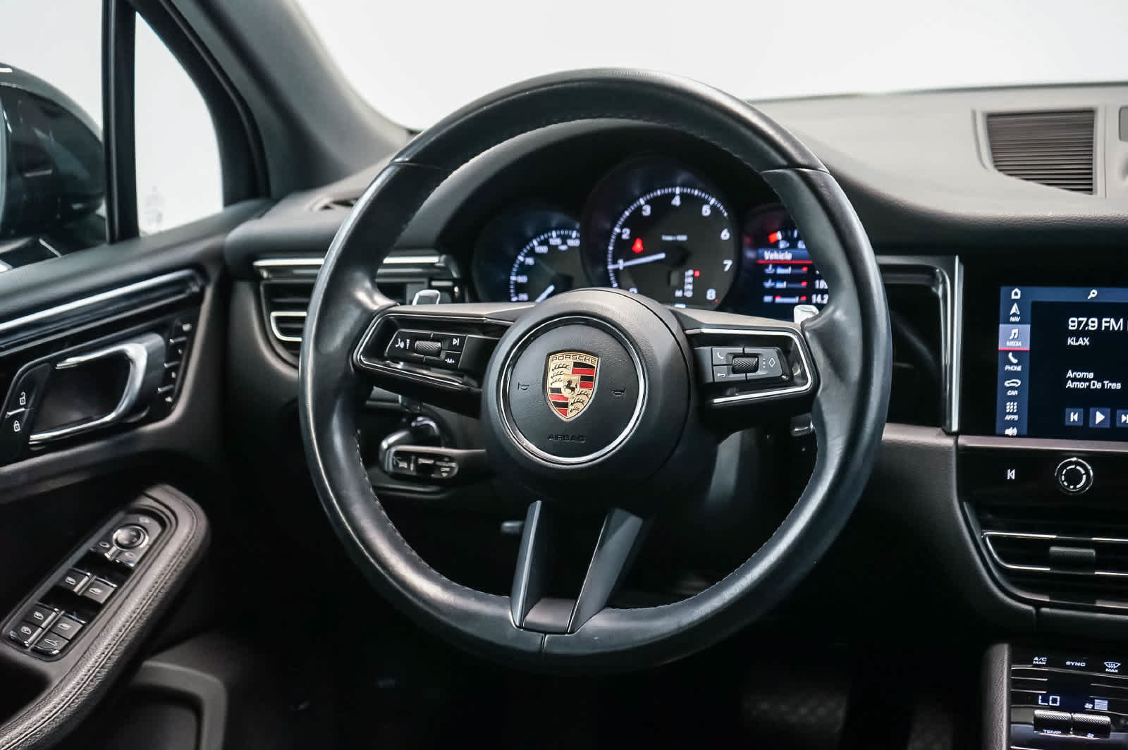 Certified 2024 Porsche Macan AWD/4WD image 21