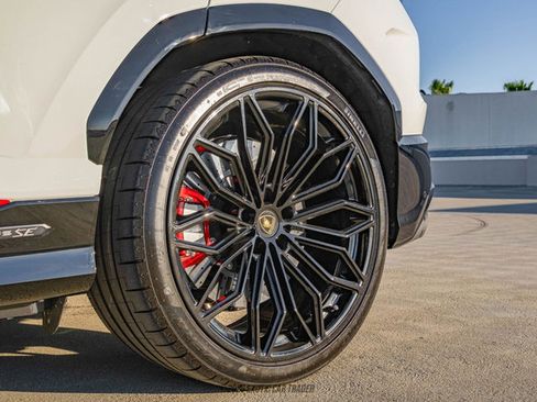 Used 2025 Lamborghini Urus SE AWD/4WD image 54