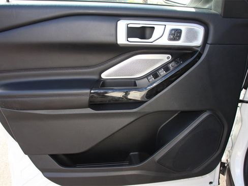 Certified 2022 Ford Explorer Platinum w/ Equipment Group 601A image 22