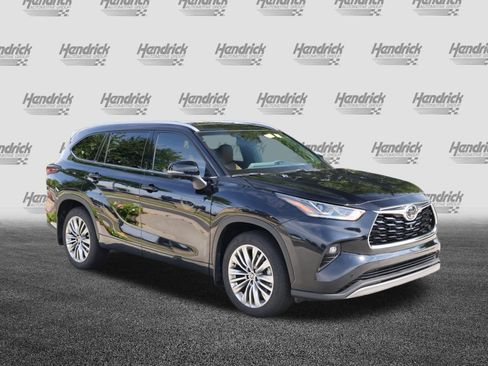 Used 2025 Toyota Highlander Platinum AWD/4WD image 2