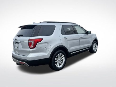 Used 2017 Ford Explorer XLT w/ Equipment Group 202A image 5
