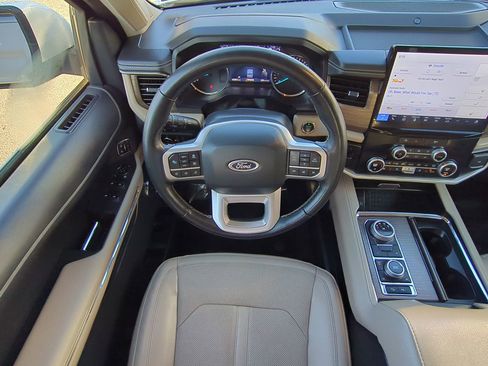 Used 2024 Ford Expedition Limited image 16