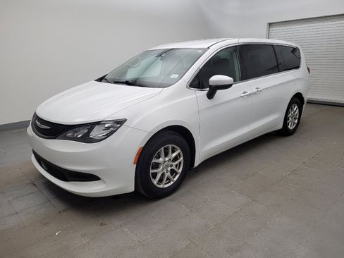 Used 2022 Chrysler Voyager LX FWD image 2